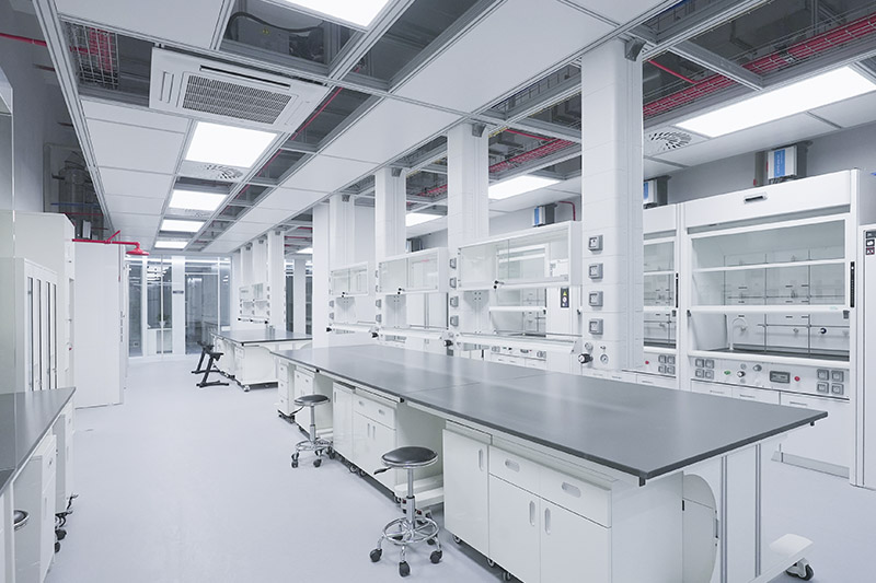 德钦实验室革新：安全与科技的现代融合